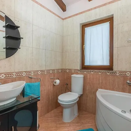 Beautiful Home In Novigrad With Wifi *